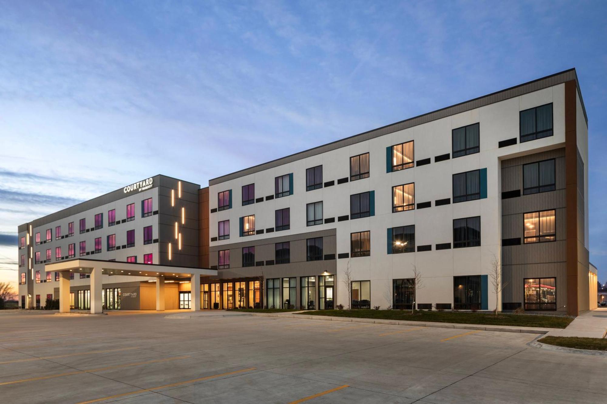 Courtyard By Marriott Беттендорф Экстерьер фото