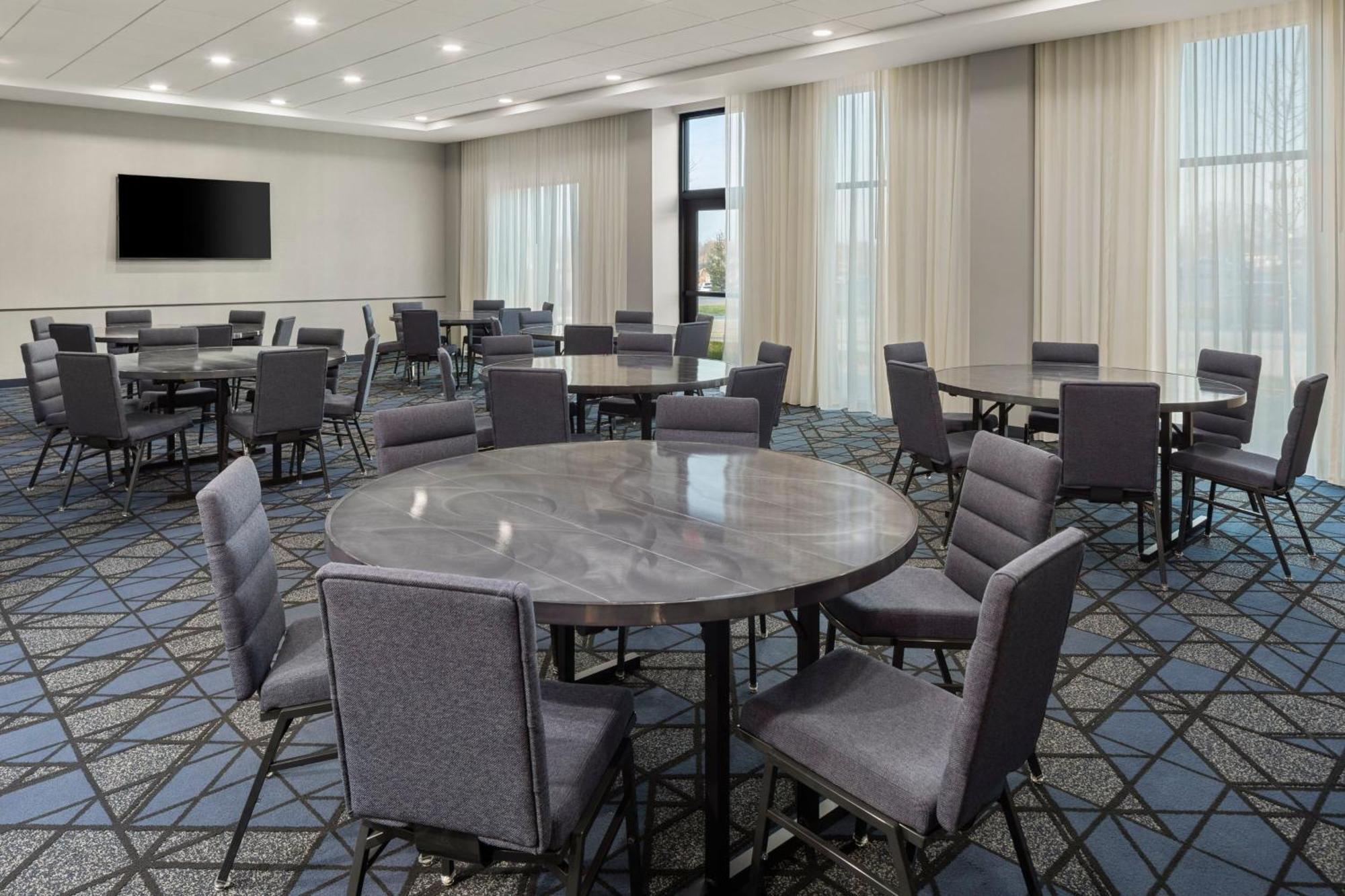 Courtyard By Marriott Беттендорф Экстерьер фото
