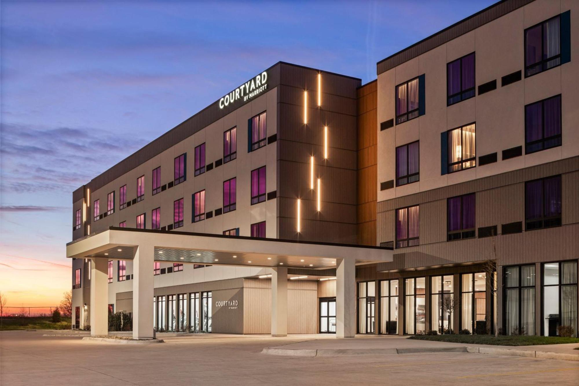 Courtyard By Marriott Беттендорф Экстерьер фото